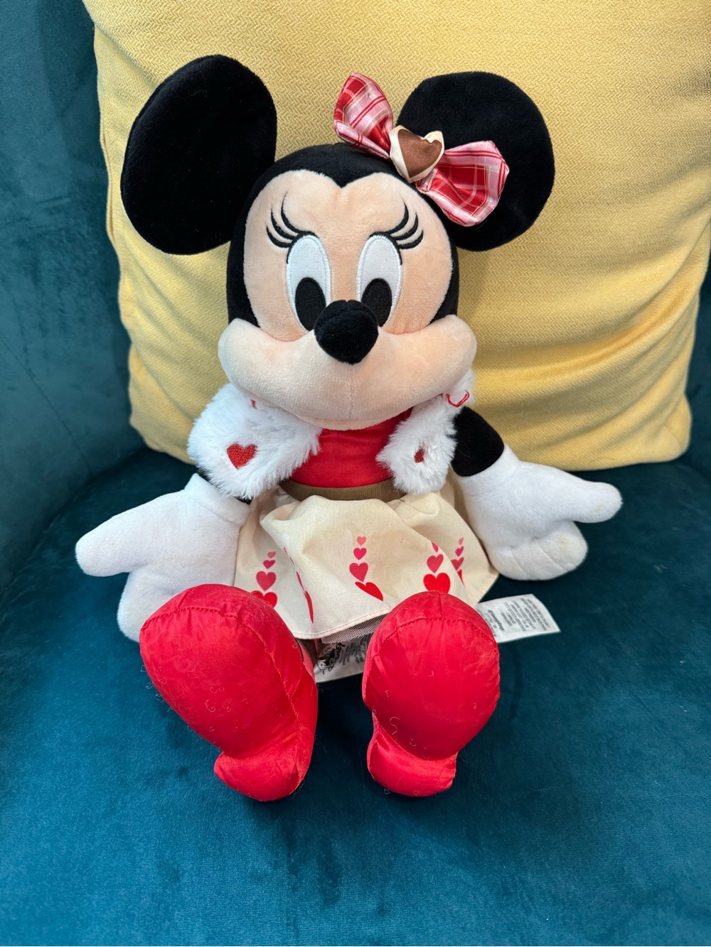 DISNEY  2022 Minnie Mouse Valentine’s Day 
16“ Plush‎ Toy